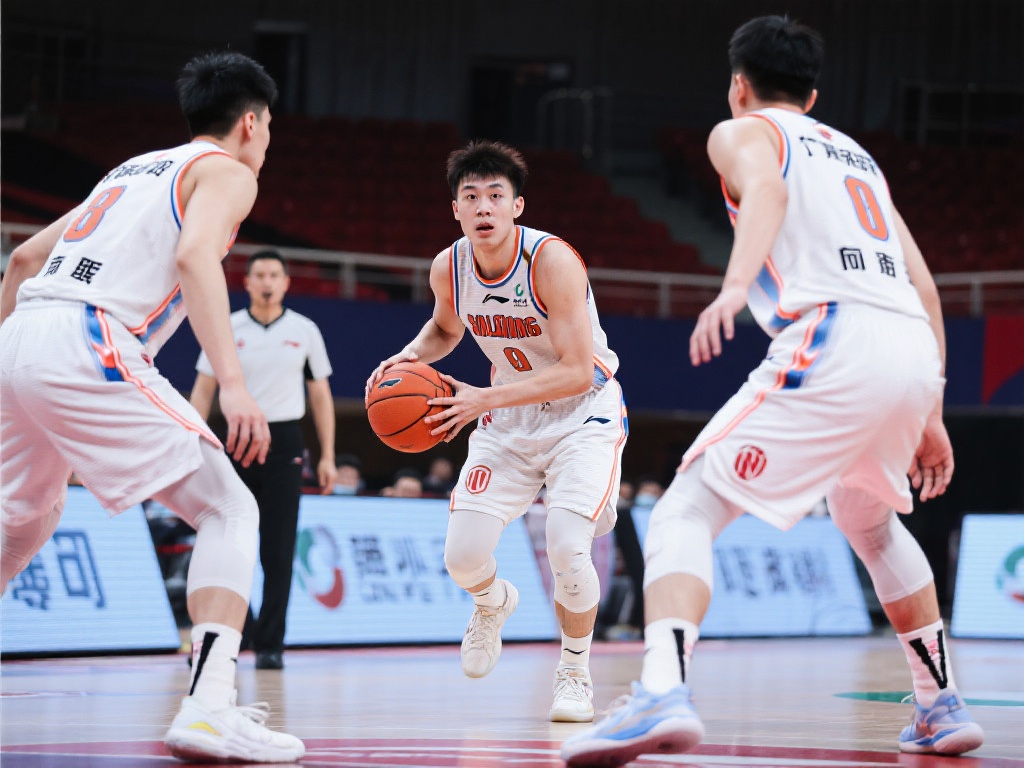 全球足坛薪资排行：C罗与本泽马并肩榜首，梅西意外仅列第六！